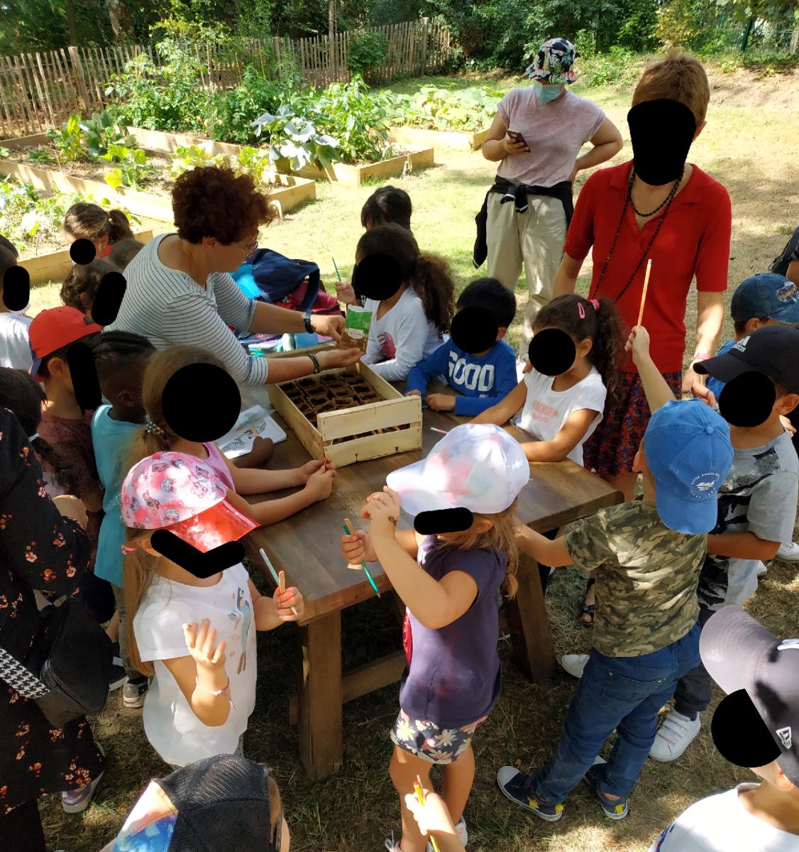 La classe en pleine activité jardinage