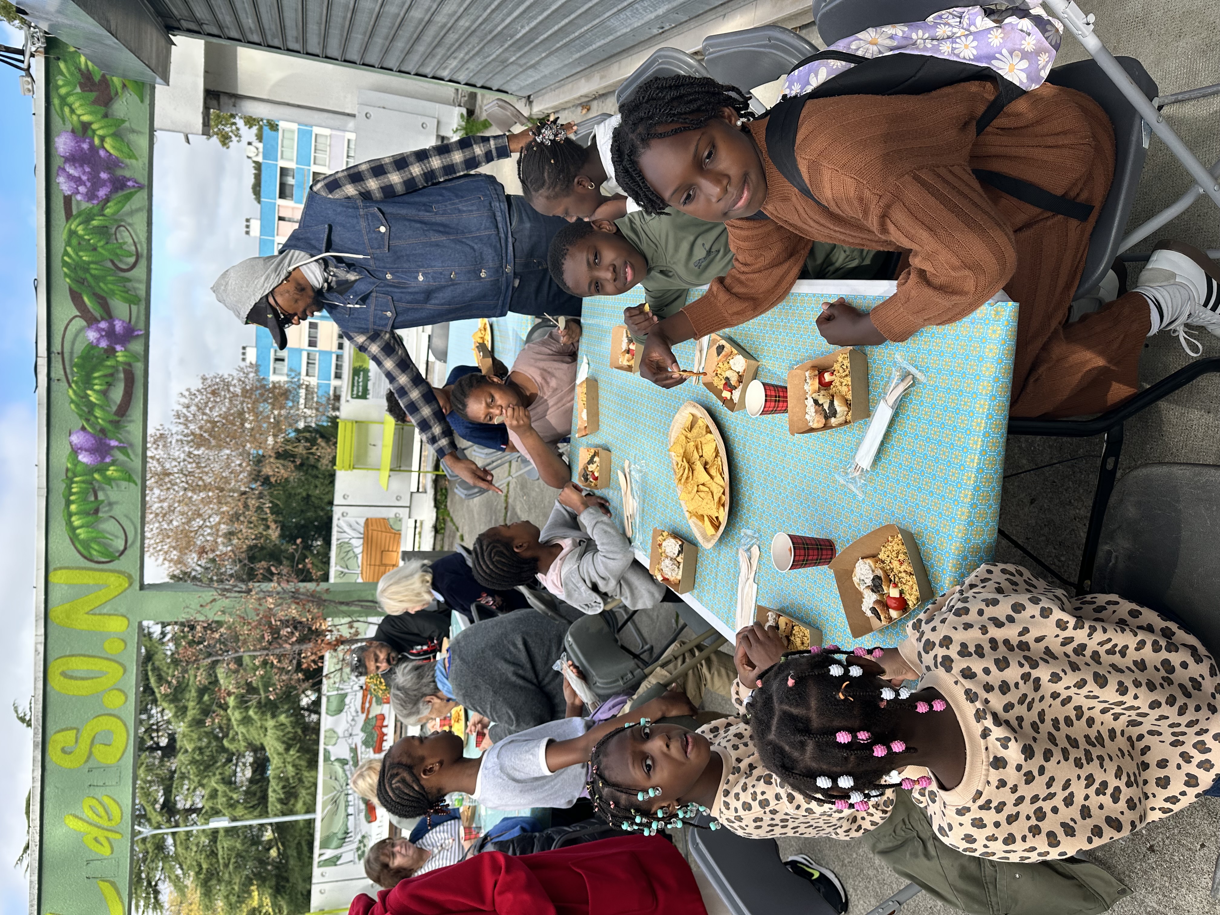Des jeunes heureux de deguster leur production