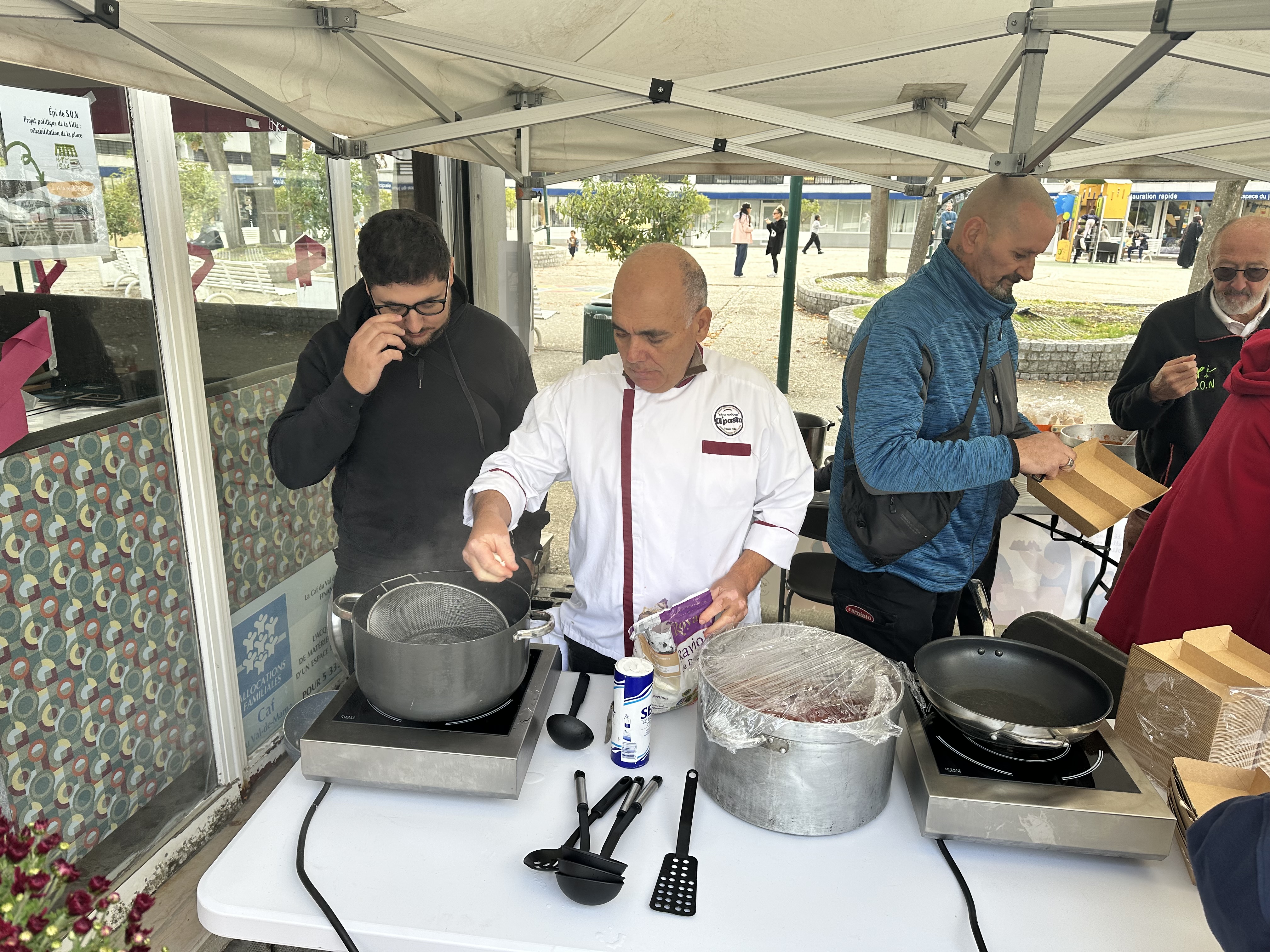 Le chef d'ANDES venu  spécialement pour cuisiner les ravioles. Un régal !