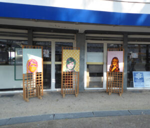 Les tableaux de femmes célèbres devant l'entrée du centre social